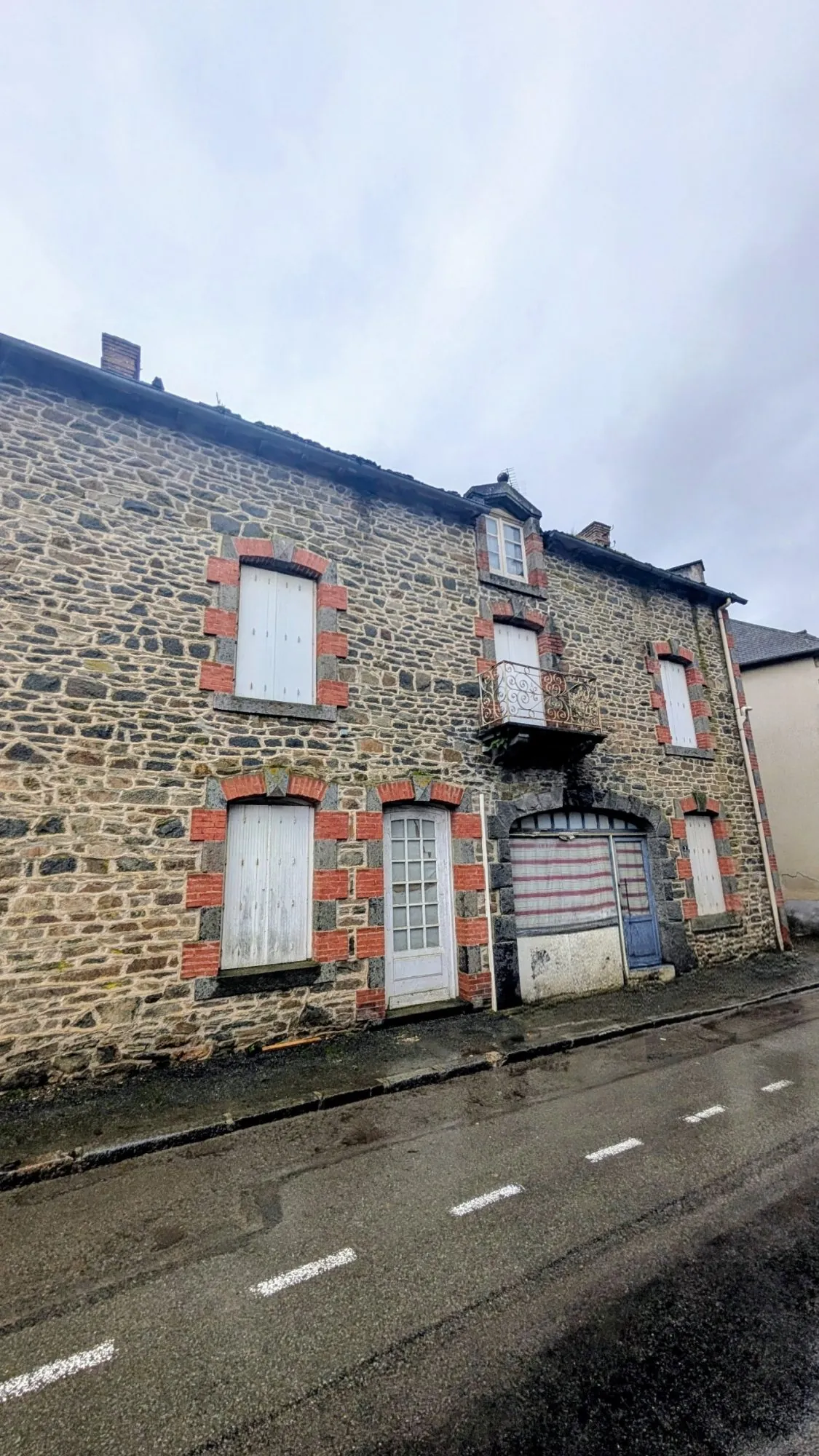 Maison 130 m² à rénover avec entrepôt et jardin à Lanrelas (22) 