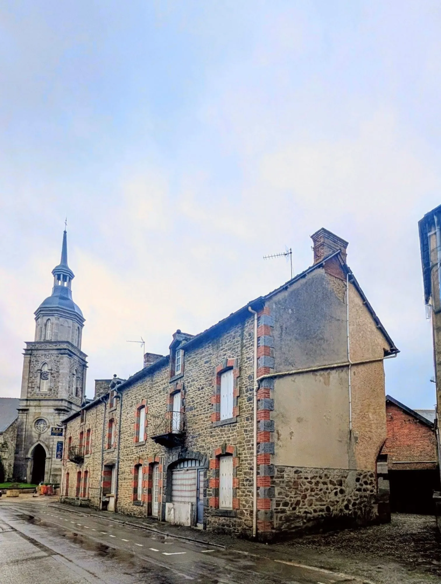 Maison 130 m² à rénover avec entrepôt et jardin à Lanrelas (22)