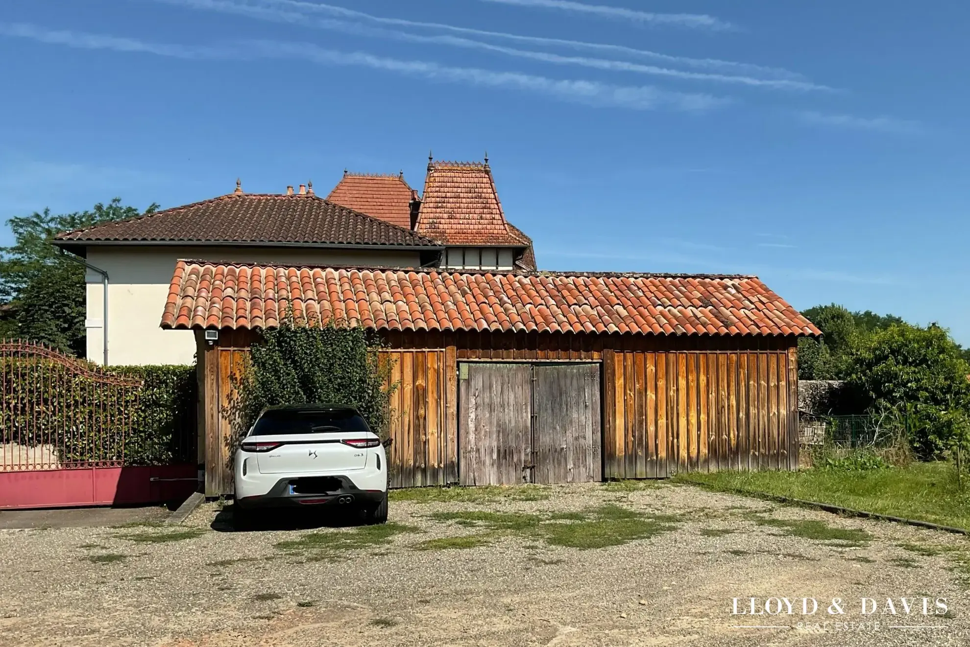 Espace parking transformable à Saint-Sever avec potentiel d'aménagement