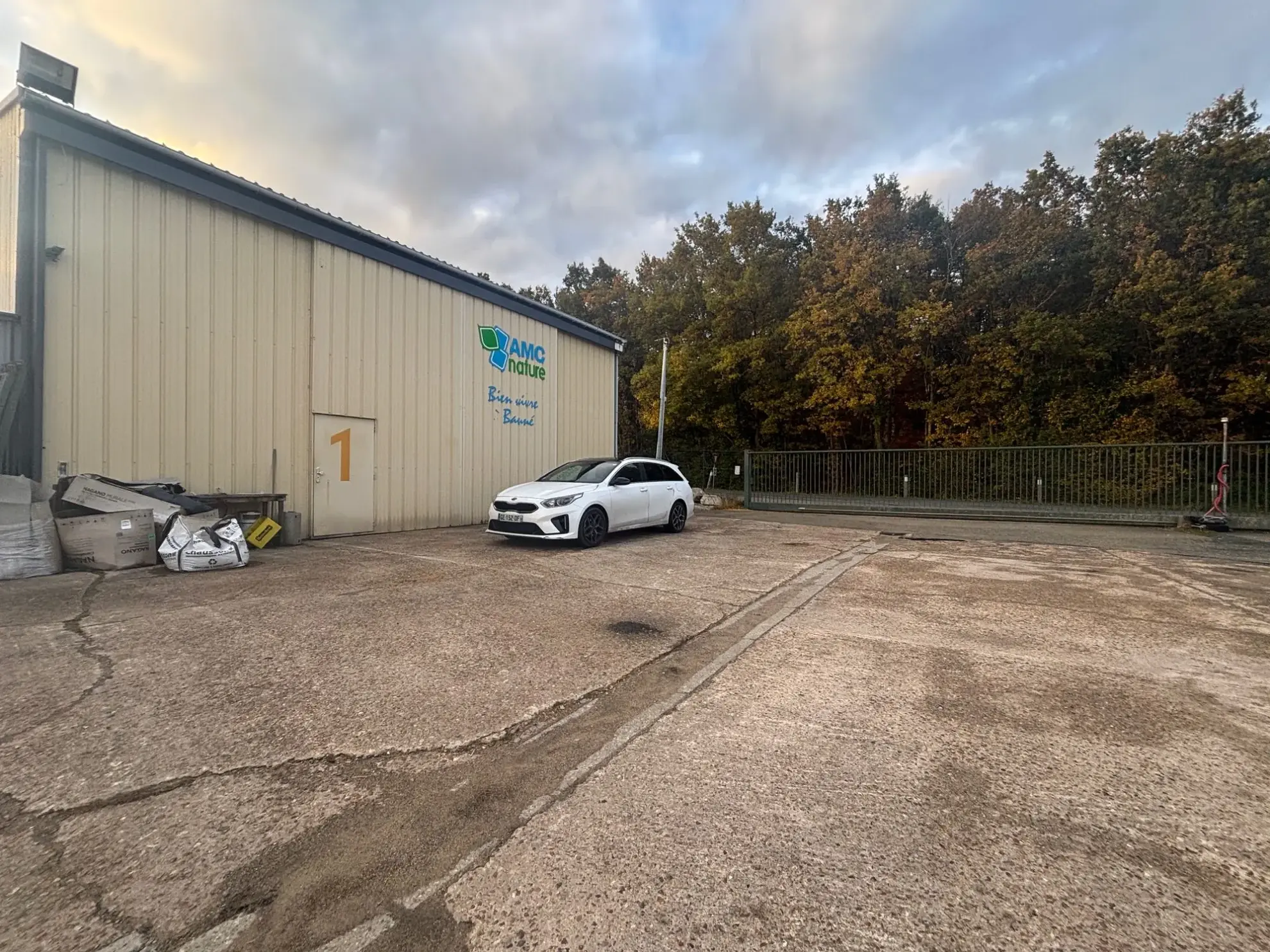 Hangar artisanal de 150 m² à Bauné avec préau de 65 m², parking et isolation