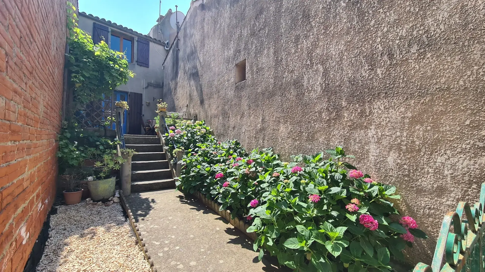 Charmante maison de village avec cour, jardin, terrasse dans l'Hérault 