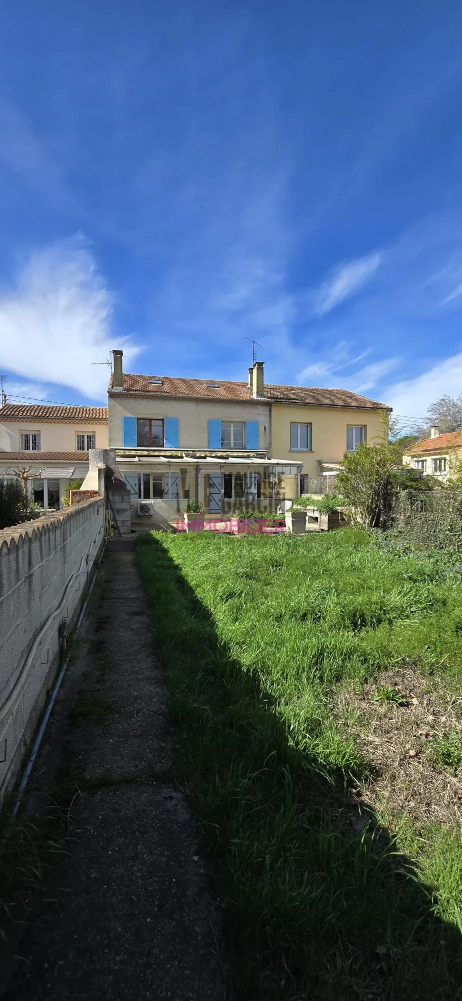 Maison traditionnelle à vendre à Avignon avec véranda, jardin et potentiel d'aménagement