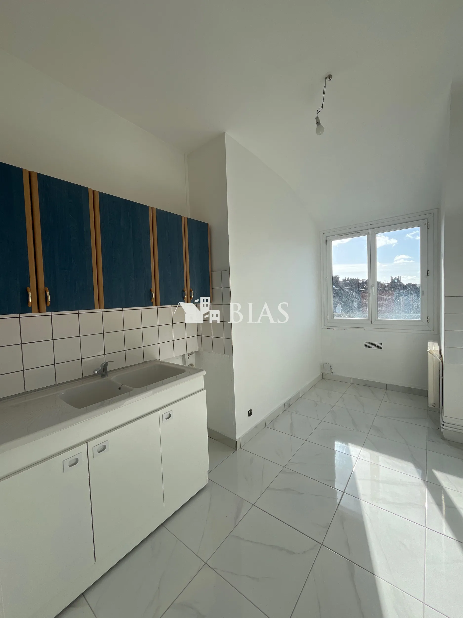 Appartement T3 lumineux en hypercentre d’Elbeuf, 2 chambres, cuisine aménagée