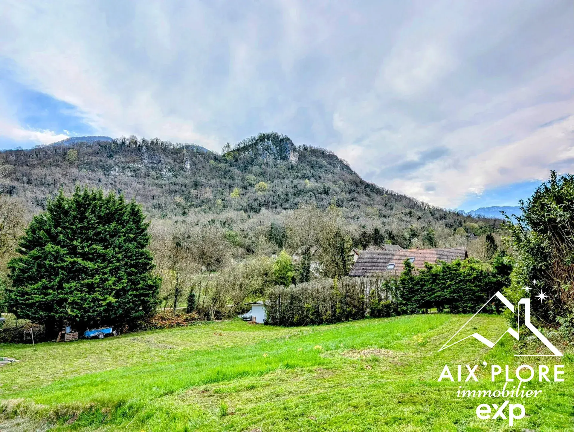 Terrain constructible de 1514 m² à Lucey, environnement calme et vue montagne
