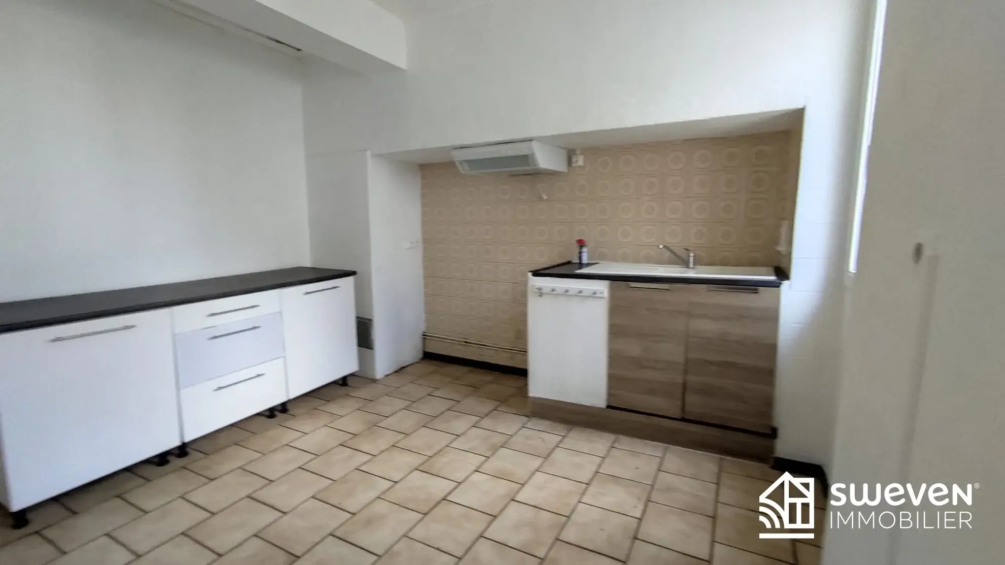 Immeuble à vendre à Trouillas avec local commercial et appartement 