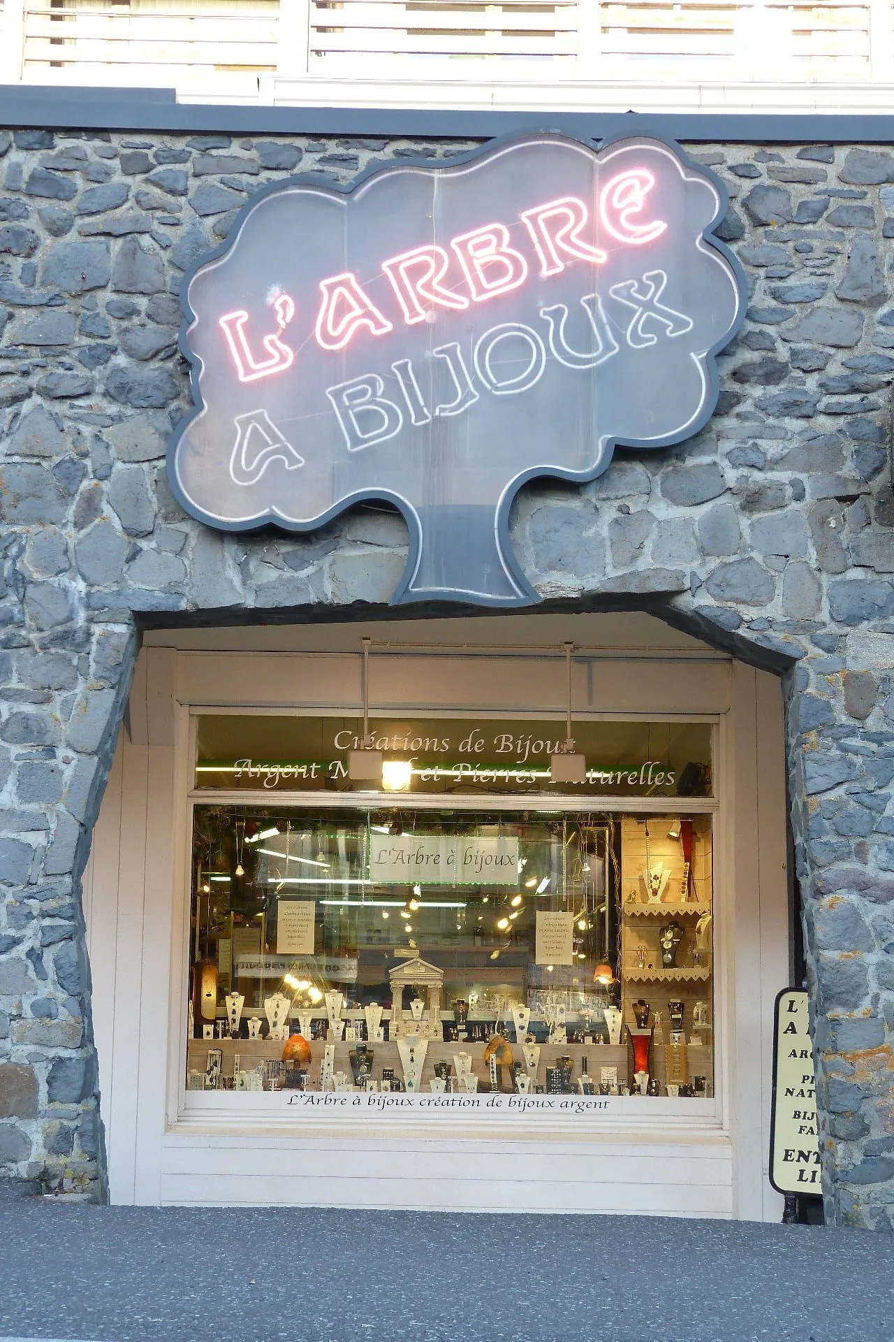 Fonds de commerce bijouterie artisanale à Super-Besse – Emplacement exceptionnel