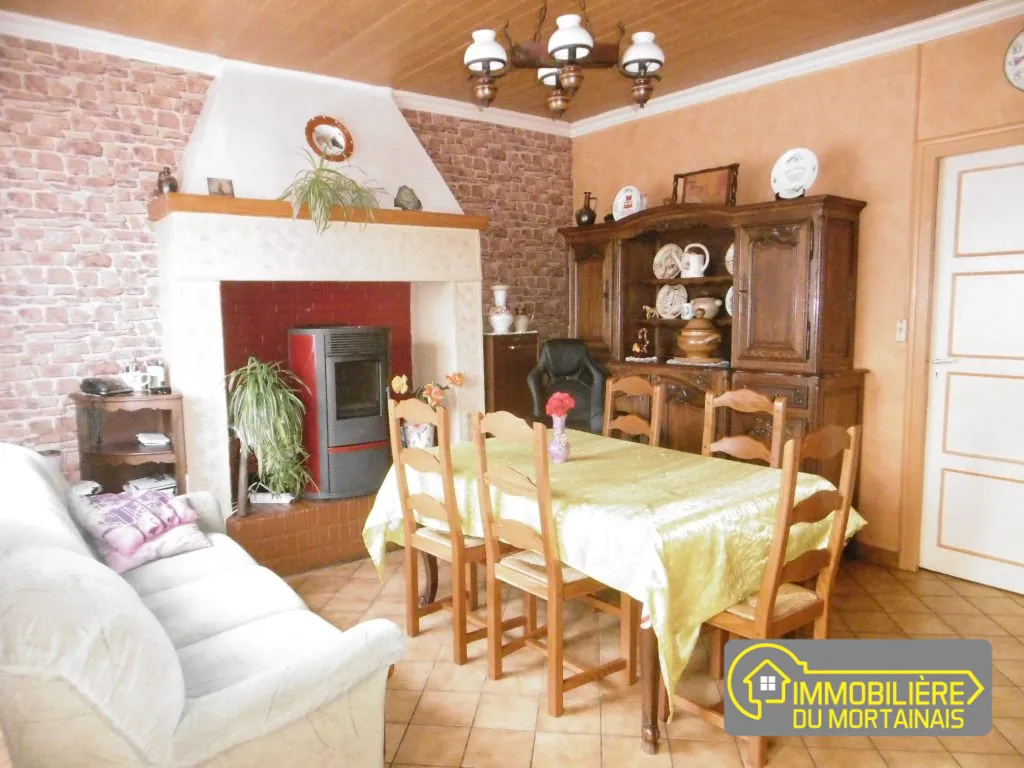Maison de campagne à Sourdeval avec grange et terrain de 1500 m² 