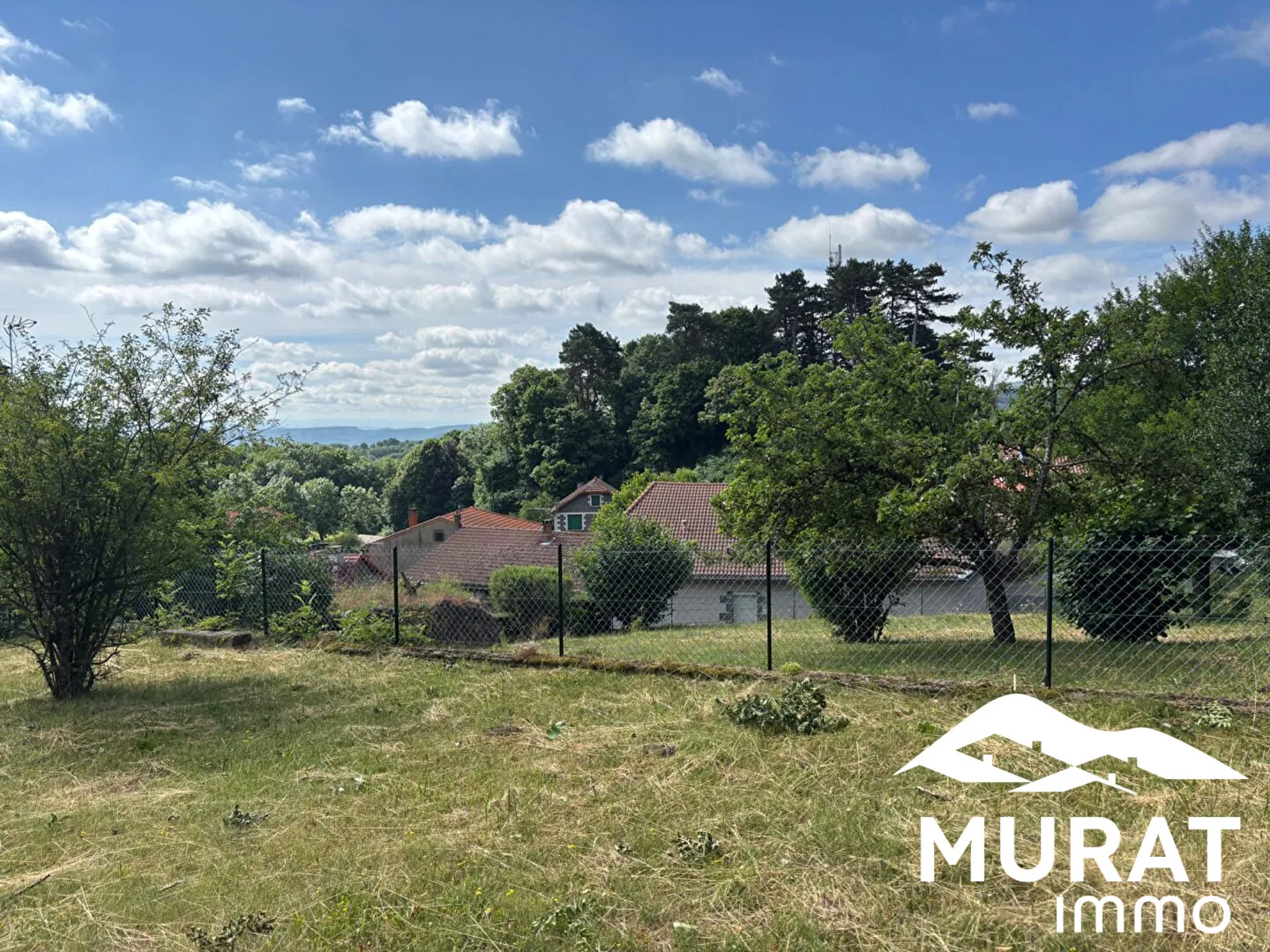 Terrain constructible de 680 m² à Orcines avec vue dégagée