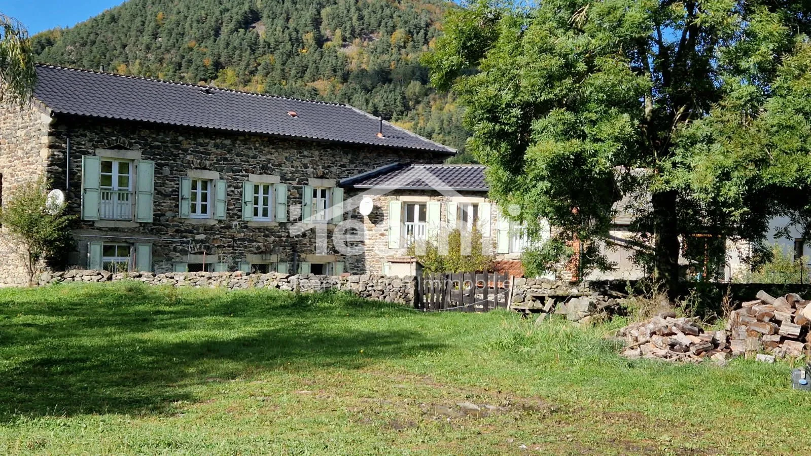 Ferme à rénover de 235 m² avec grand potentiel à Saint-Hostien