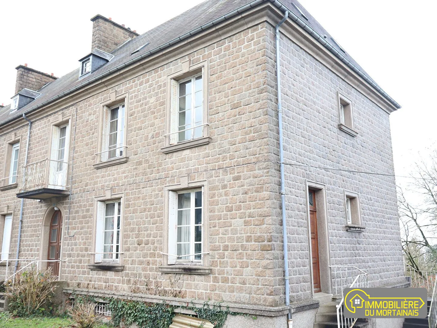 Maison à Mortain centre avec 7 chambres, potentiel de division et vue dégagée