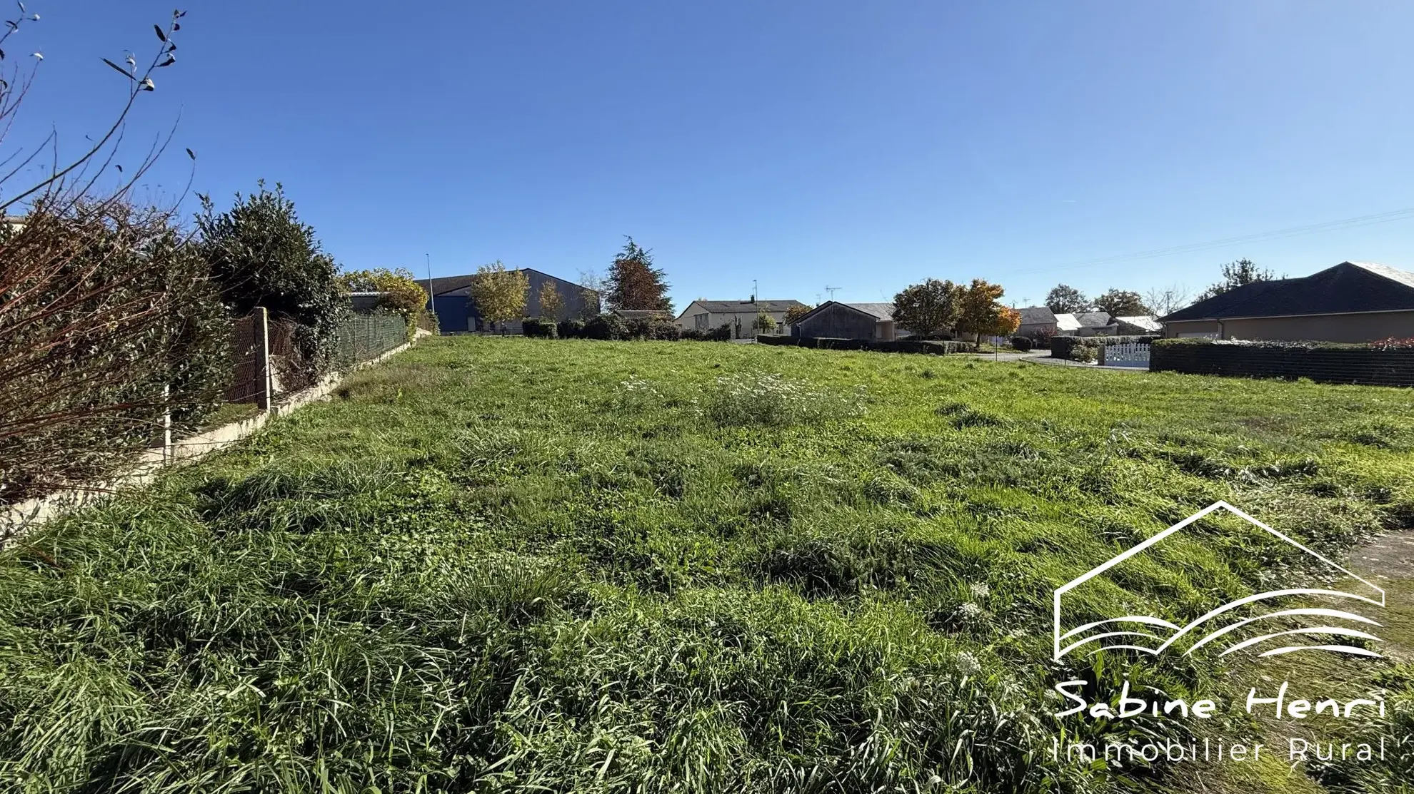 Terrain constructible non viabilisé à vendre à La Salvetat-Peyralès avec vue