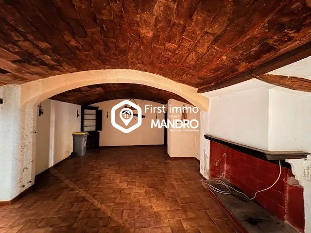 Maison de village spacieuse à Estagel avec potentiel de rénovation 