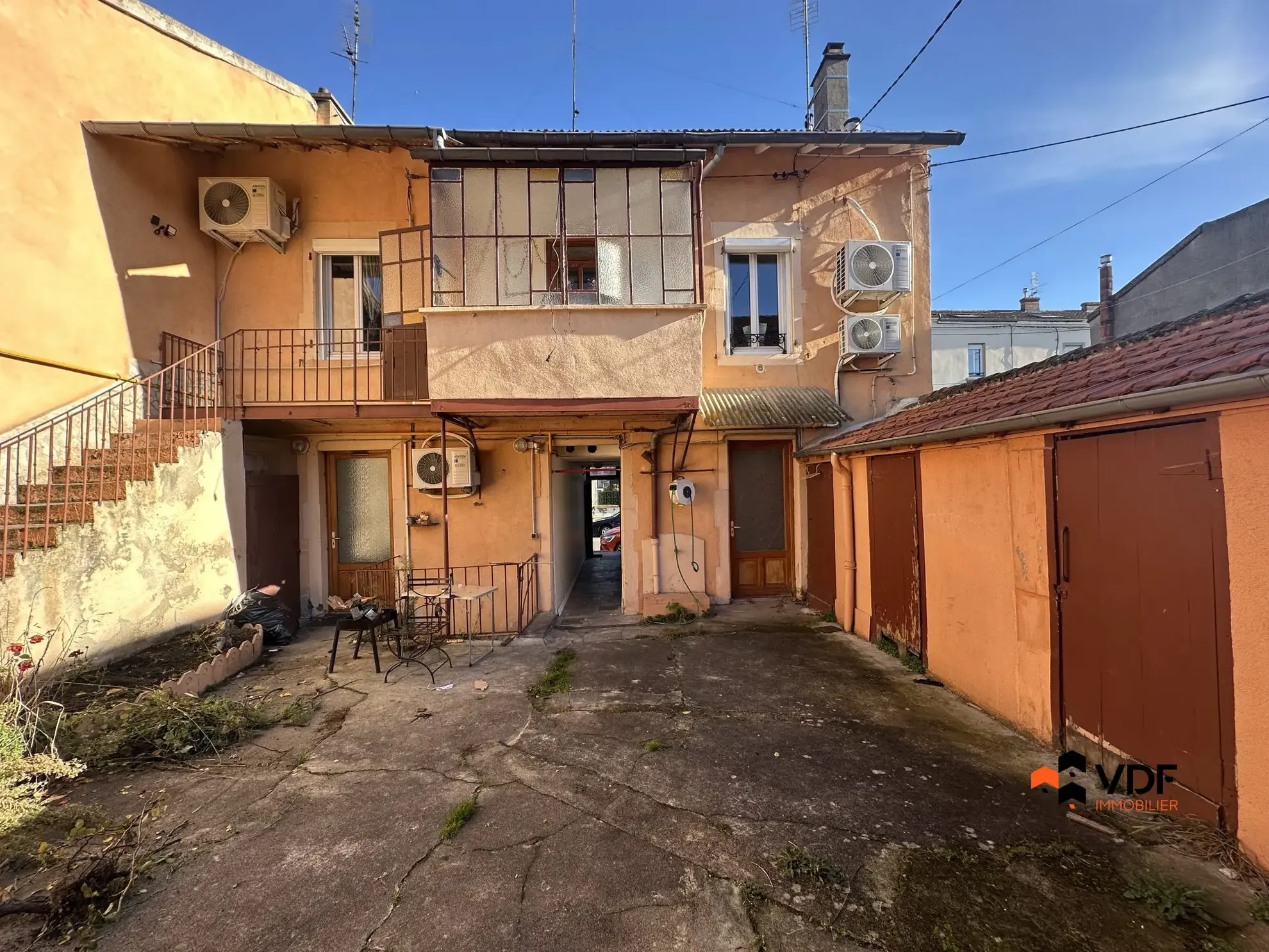 Immeuble à vendre à Roanne avec potentiel de rénovation et rendement locatif élevé