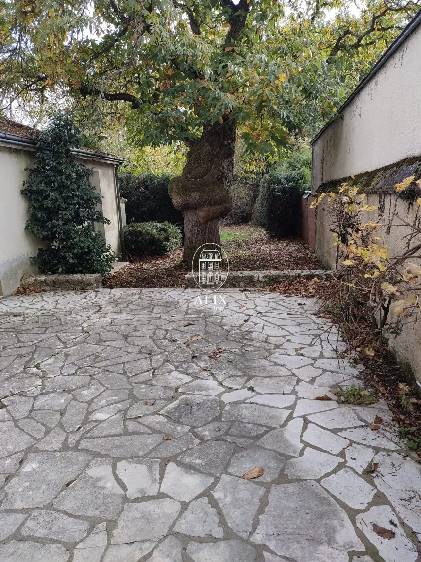 Maison de ville à vendre en centre-ville avec grand potentiel