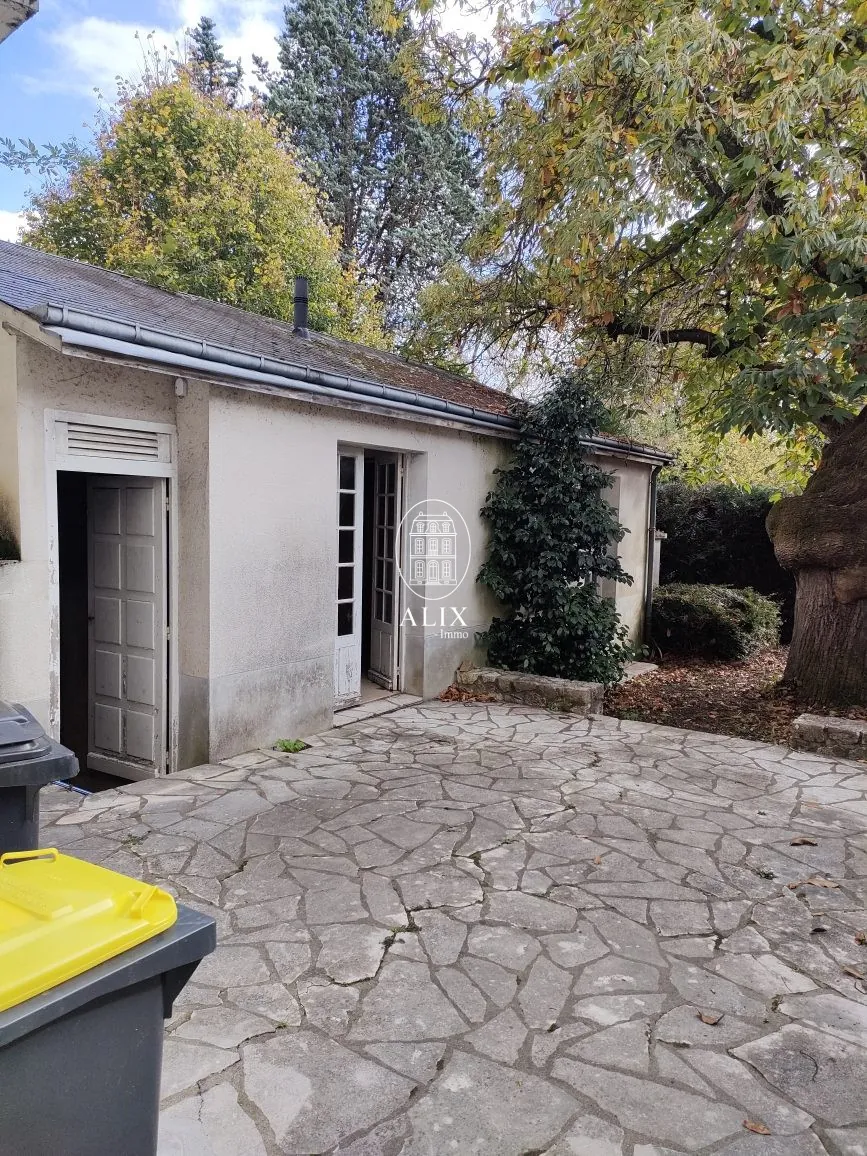 Maison de ville à vendre en centre-ville avec grand potentiel 