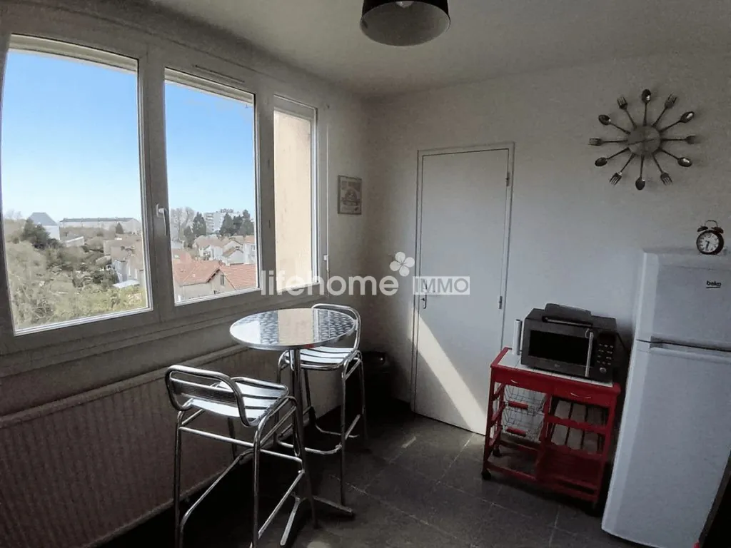 Charmant appartement T1 de 40 m² avec parking privé à Guéret 