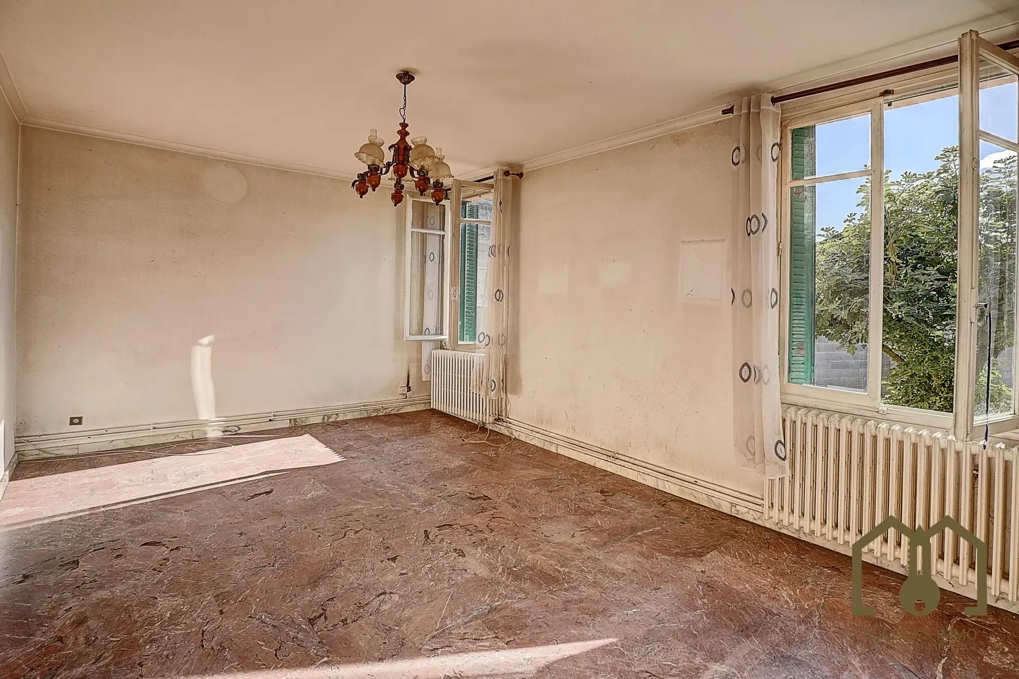 Appartement T4 à rénover avec terrasse et garage à Vaulx-en-Velin