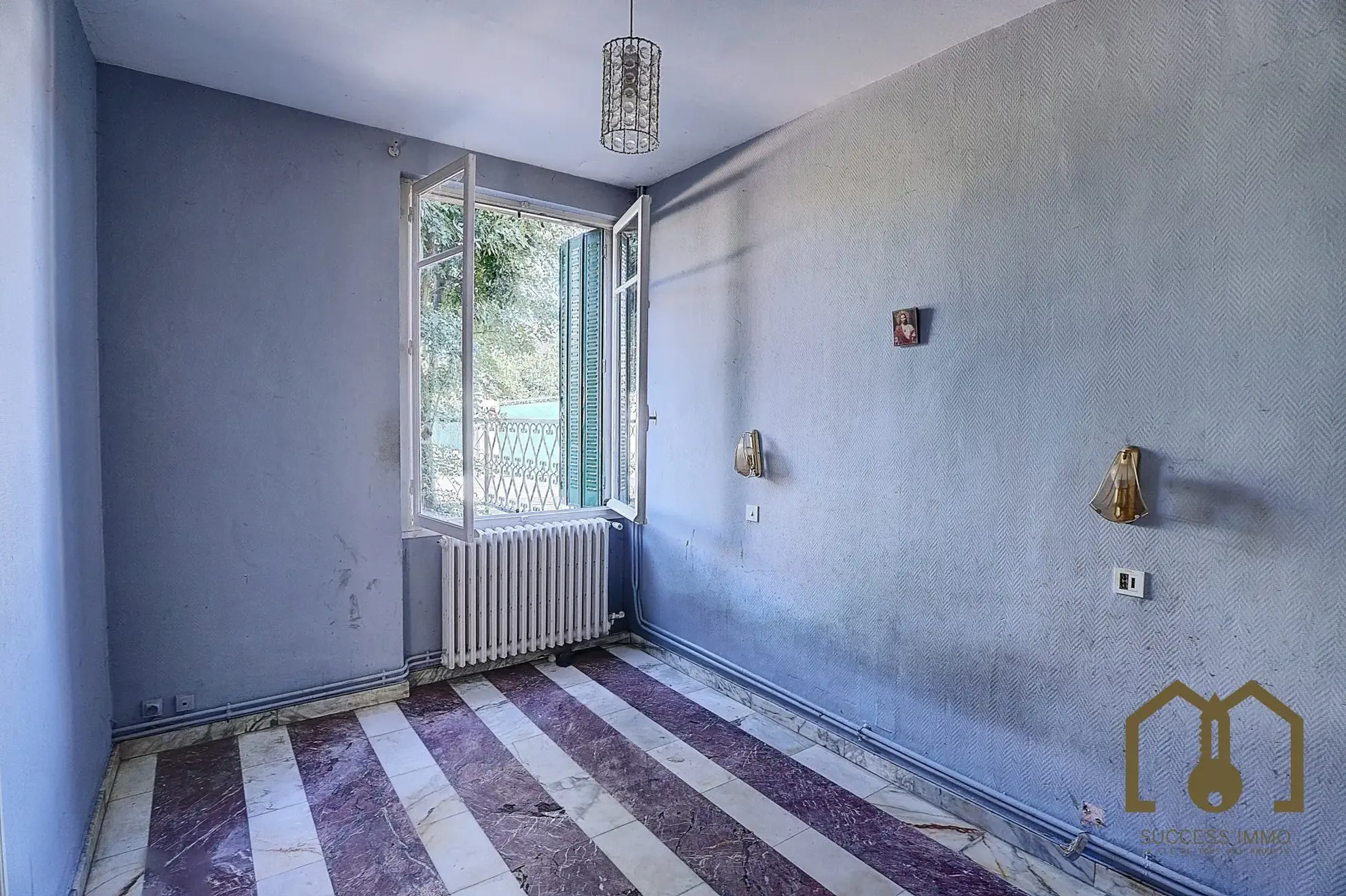 Appartement T4 à rénover avec terrasse et garage à Vaulx-en-Velin 