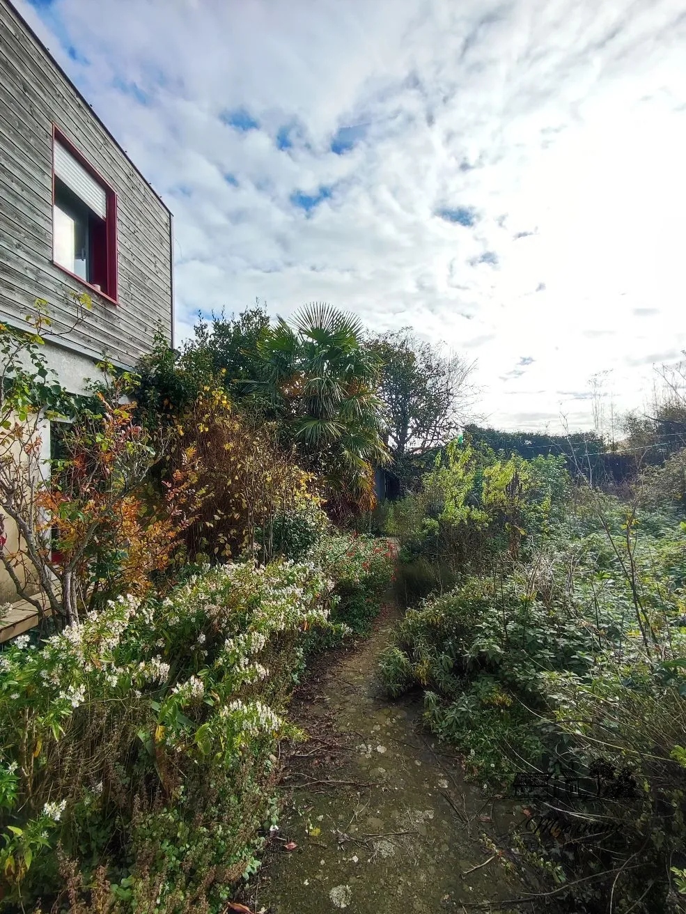 vue sur une partie du jardin et extension de la maison Maison de campagne avec jardin et dépendance à Saint-Même-le-Tenu