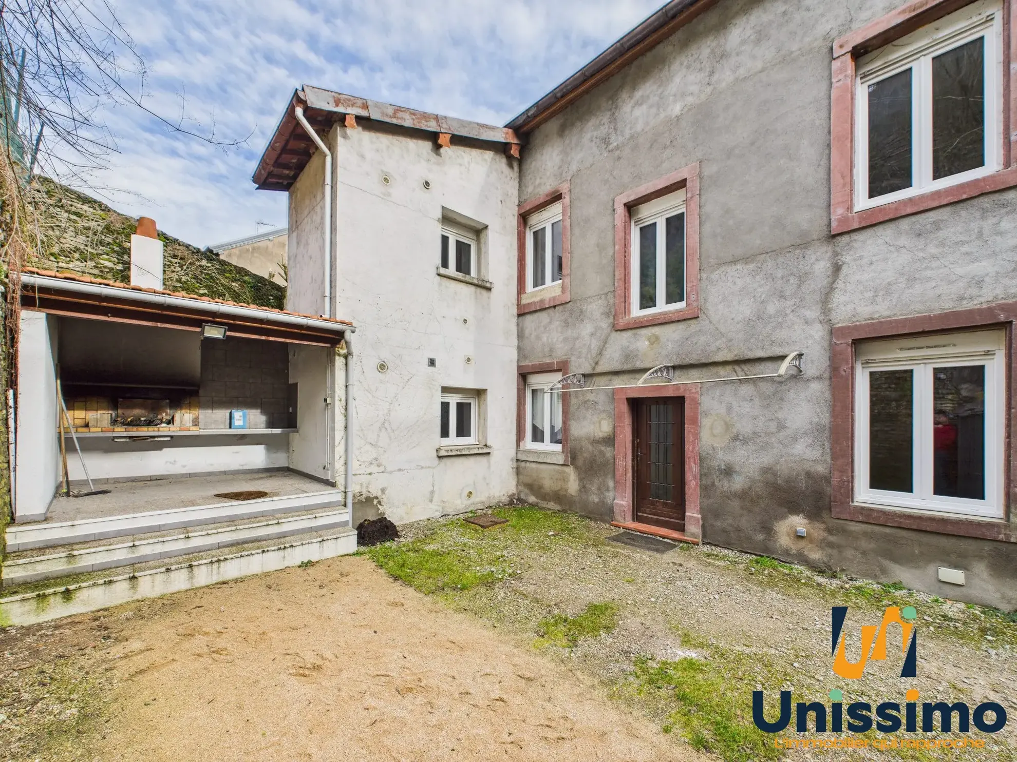 Immeuble de rapport rénové à L'Isle-sur-le-Doubs avec 2 appartements et potentiel d'extension 