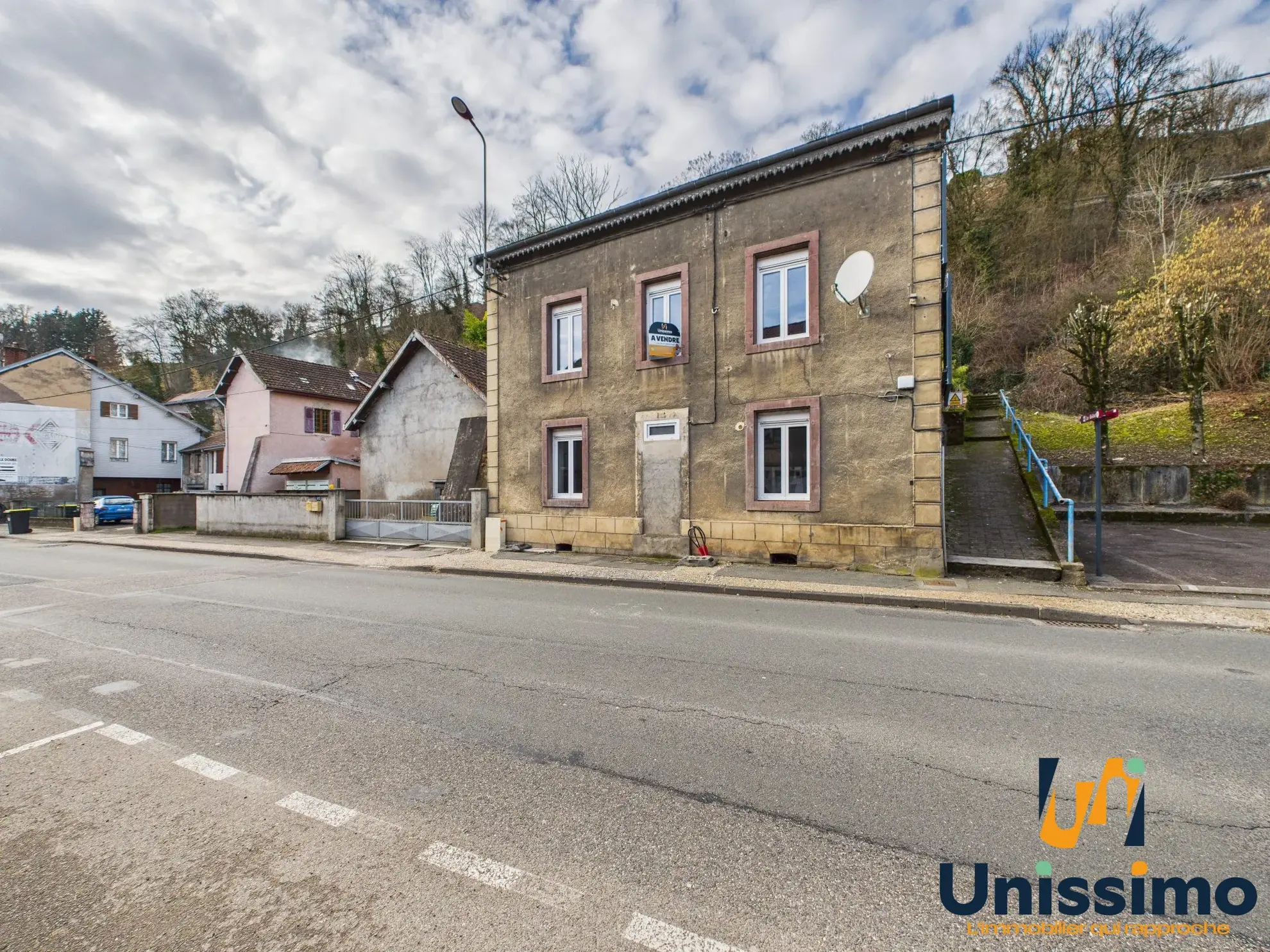 Immeuble de rapport rénové à L'Isle-sur-le-Doubs avec 2 appartements et potentiel d'extension