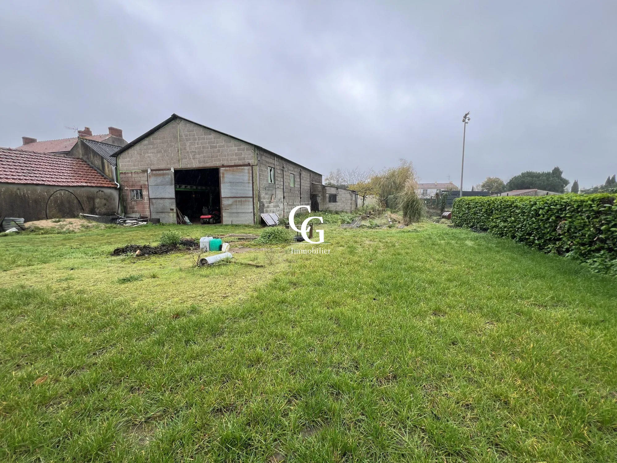 Terrain avec bâtiment à réhabiliter à Rocheservière de 168 m²