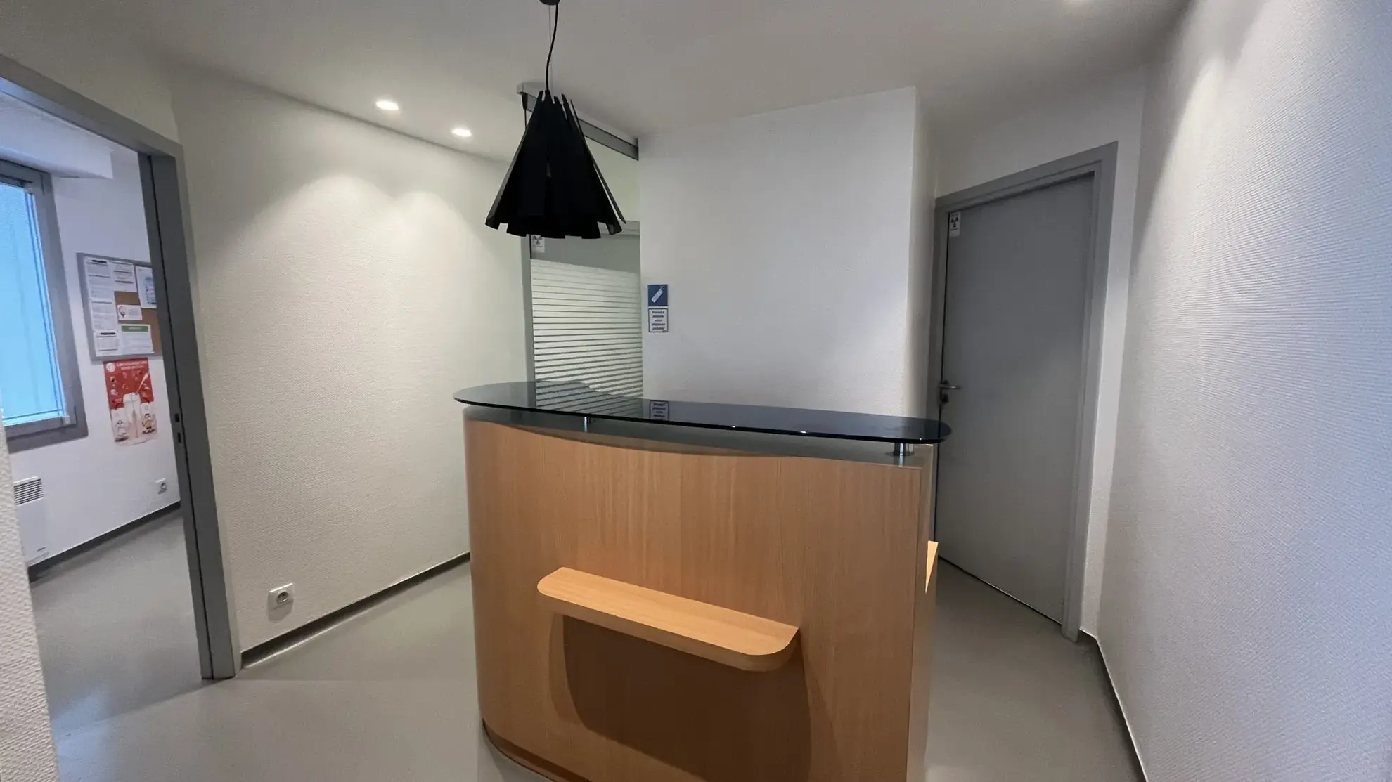 Local professionnel au rez-de-chaussée à Nantes avec parking et cave