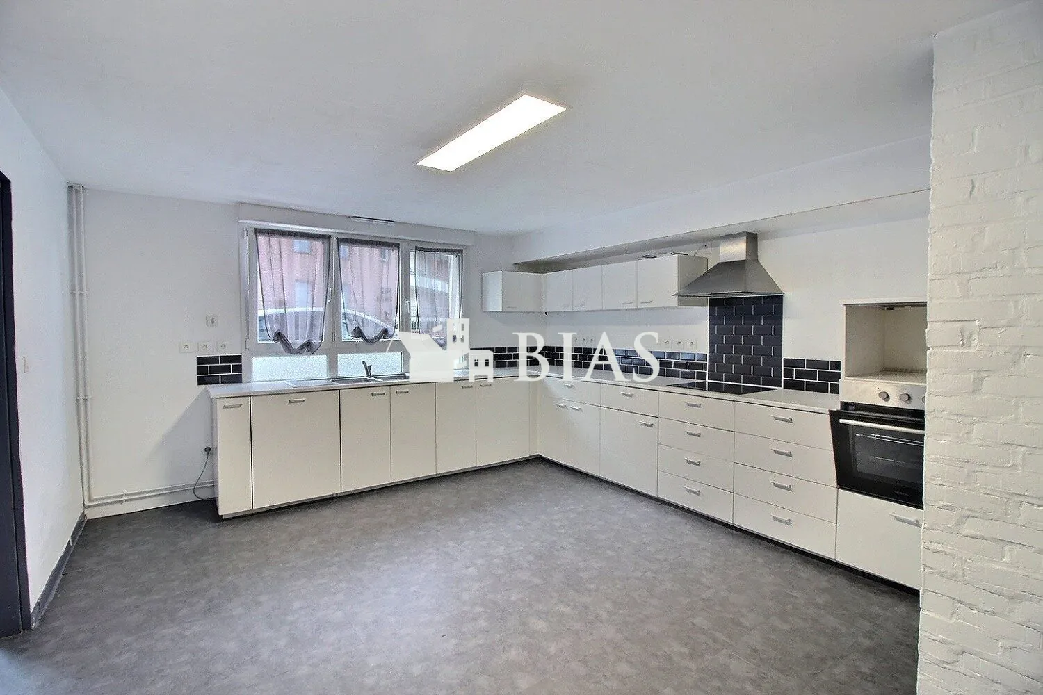 Maison de ville avec jardin à Elbeuf, 4 chambres et garage - Expert en immobilier 