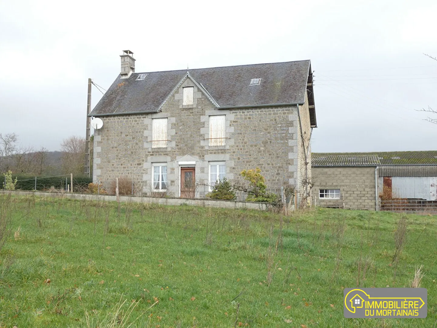 Ancien corps de ferme à rénover avec dépendances et terrain à Le Mesnil-Gilbert