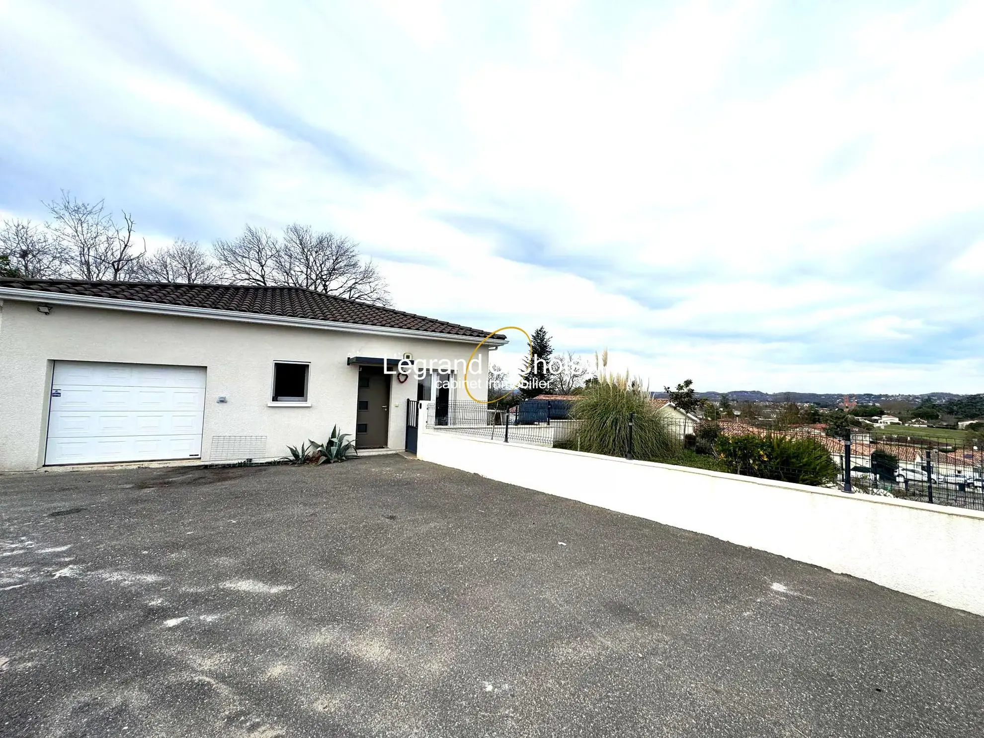 Maison de plain-pied avec jardin et garanties à Pujols (47300) 