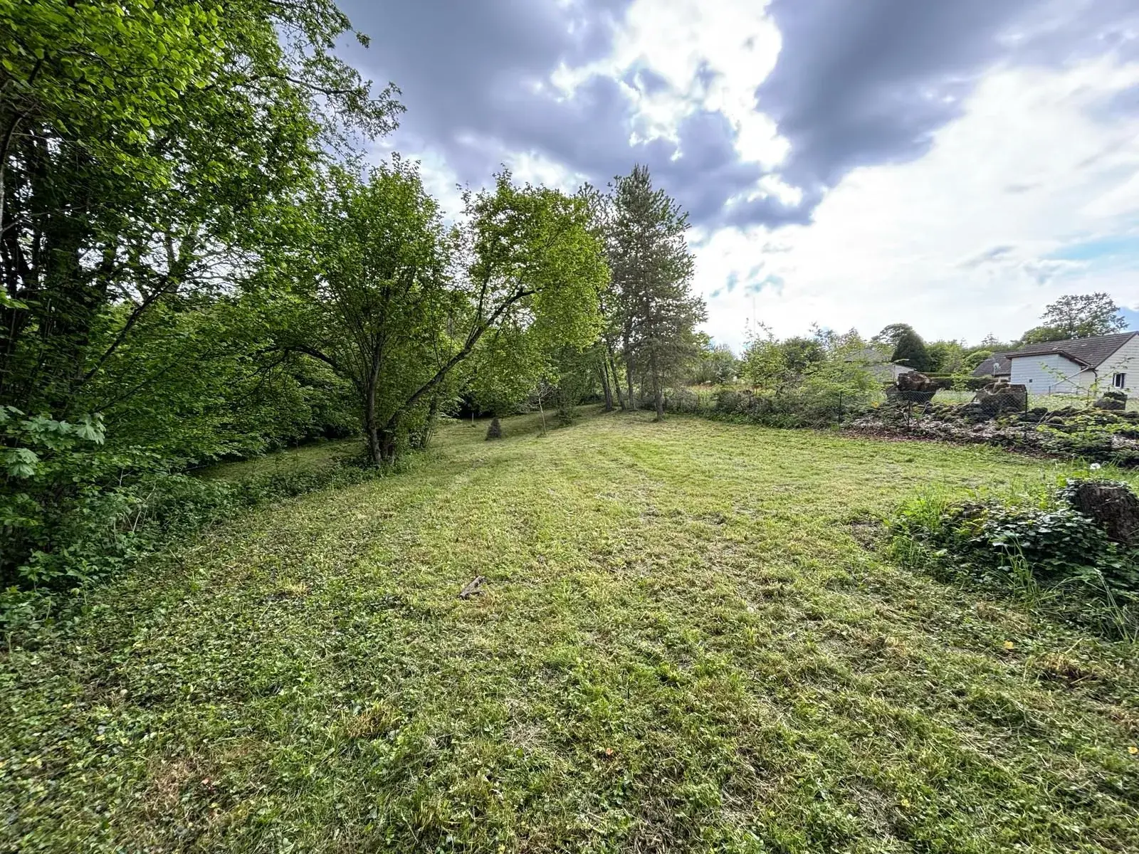 Terrain à Nébouzat de 1192 m², arboré et calme, non viabilisé