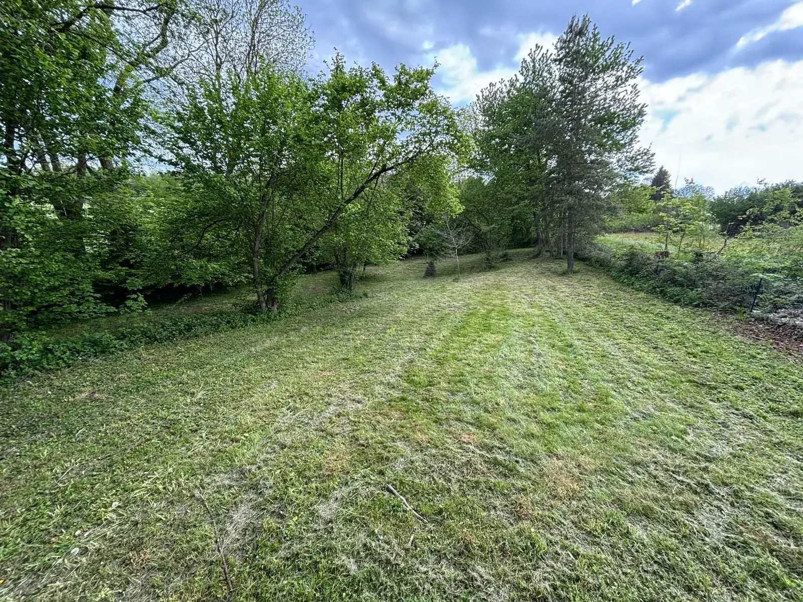 Terrain à Nébouzat de 1192 m², arboré et calme, non viabilisé 