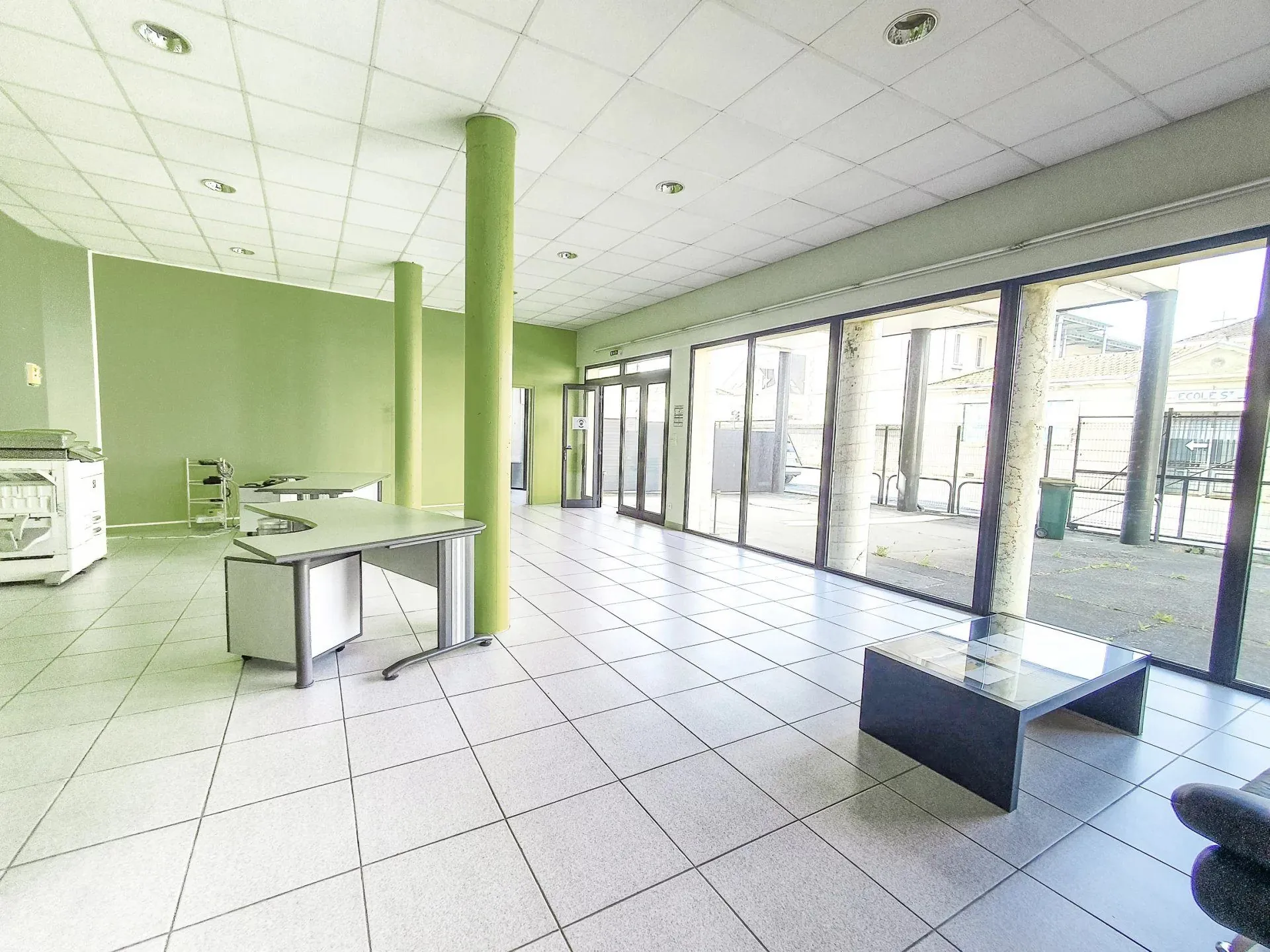 Local commercial en rez-de-chaussée de 120 m² à Périgueux avec parking et vitrine 