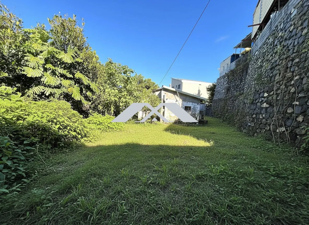 Maison à rénover avec terrain de 1050 m² et vue océan à Les Avirons 