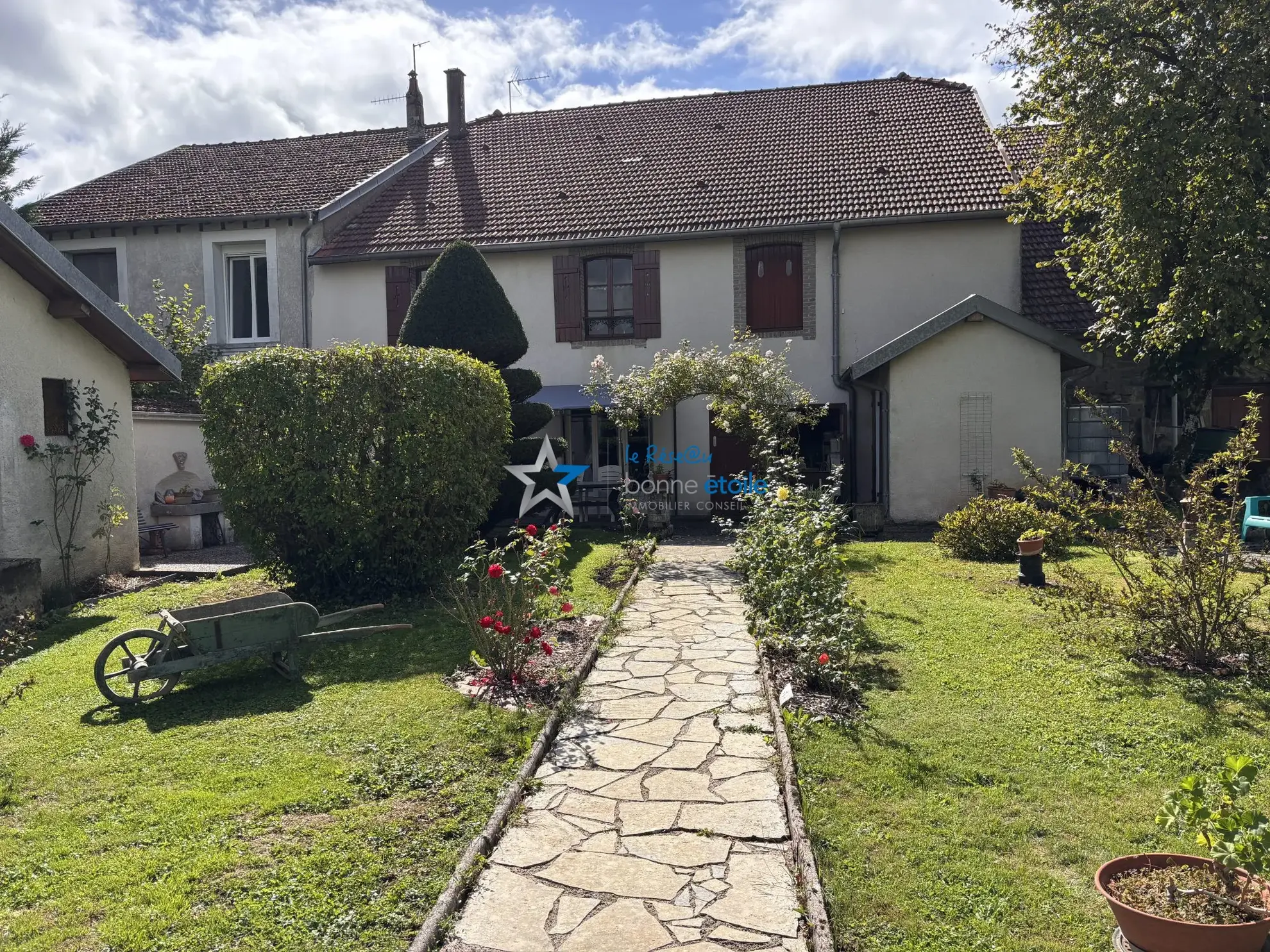 Grande maison familiale en pierre avec jardin, terrasse et garage à Haute-Amance
