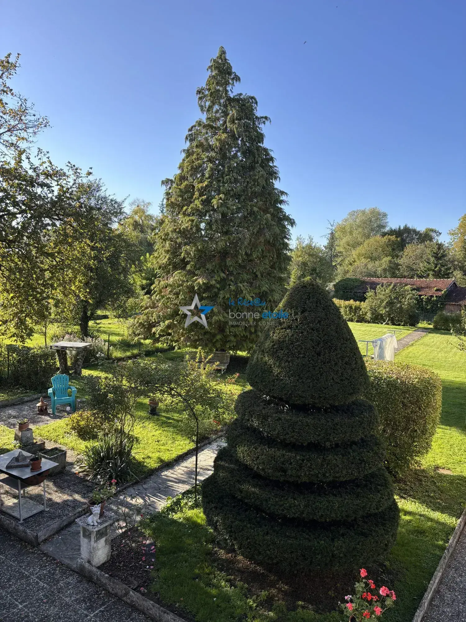 Grande maison familiale en pierre avec jardin, terrasse et garage à Haute-Amance 
