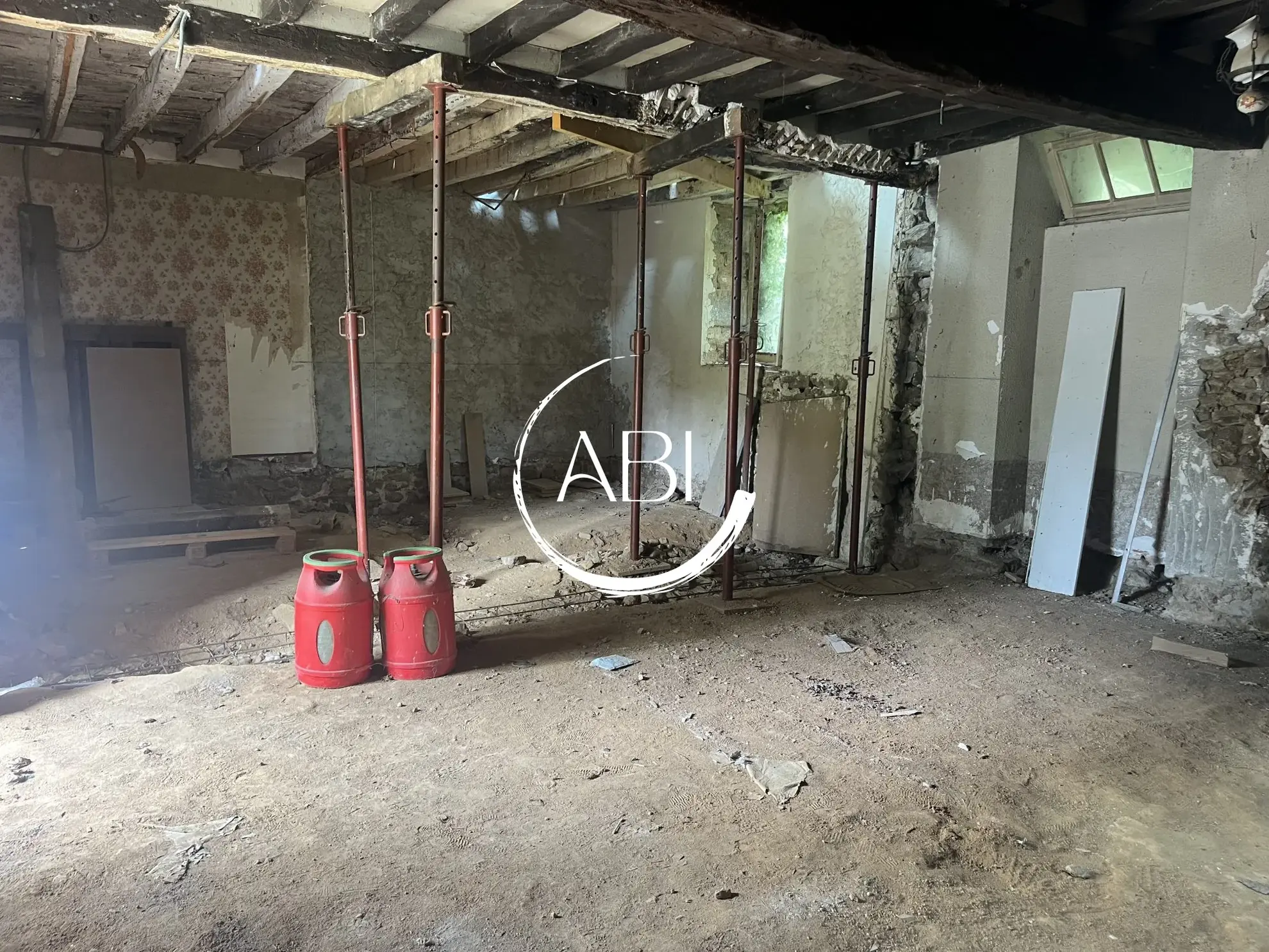 Maison à rénover proche de Bagnoles-de-l'Orne en Normandie avec potentiel et terrain de 1100 m² 