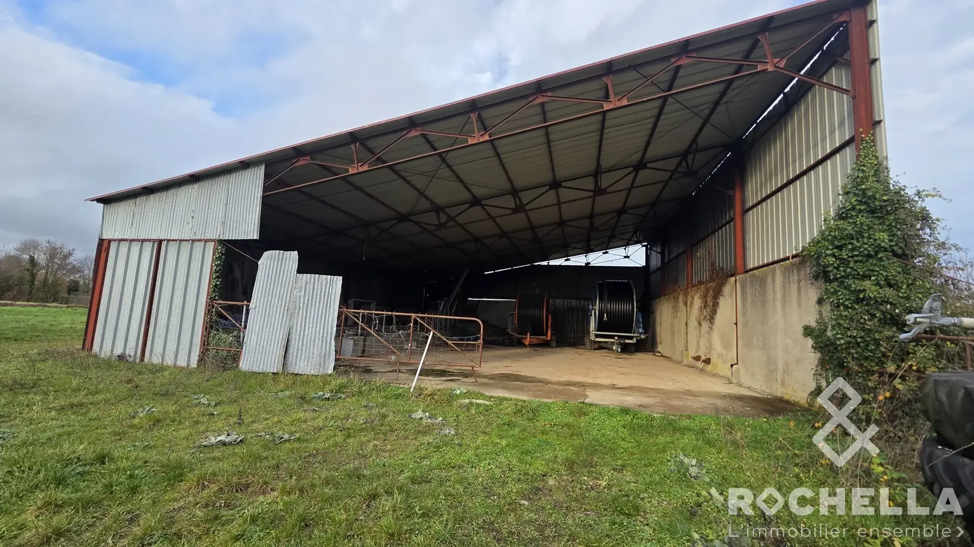 Grand hangar à vendre à Aulnay-de-Saintonge - 270 m² 