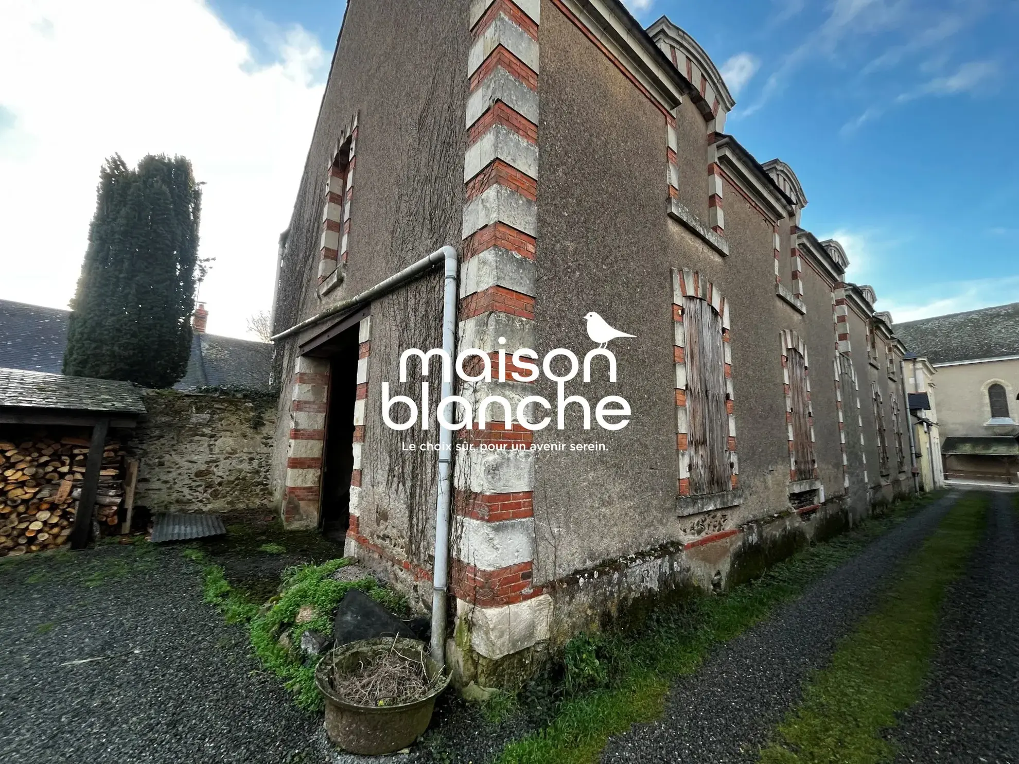 Immeuble à rénover au centre-ville de Beaulieu-sur-Layon avec 300 m² de surface