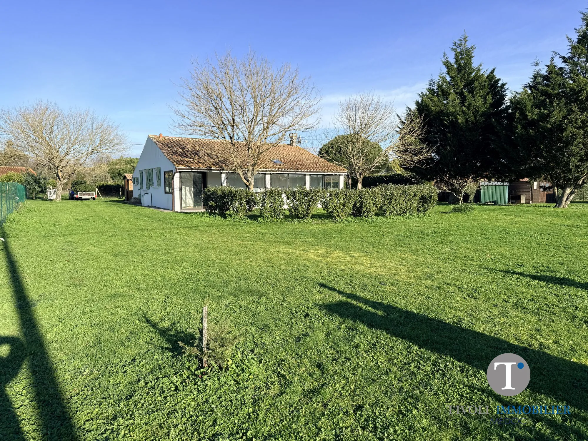 Maison de village avec 3 chambres, véranda lumineuse et grand terrain constructible à Jau-Dignac-et-Loirac
