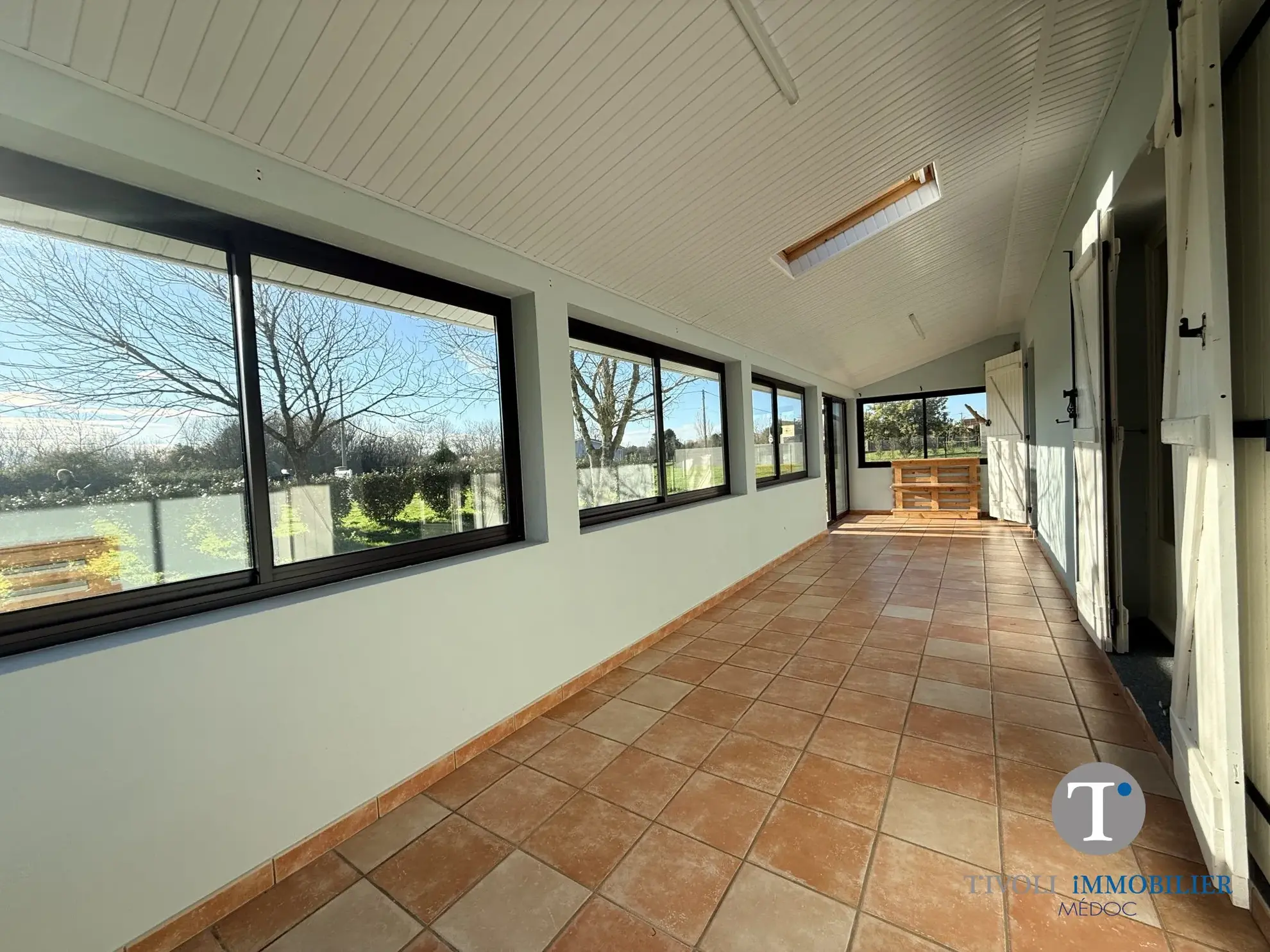 Maison de village avec 3 chambres, véranda lumineuse et grand terrain constructible à Jau-Dignac-et-Loirac 