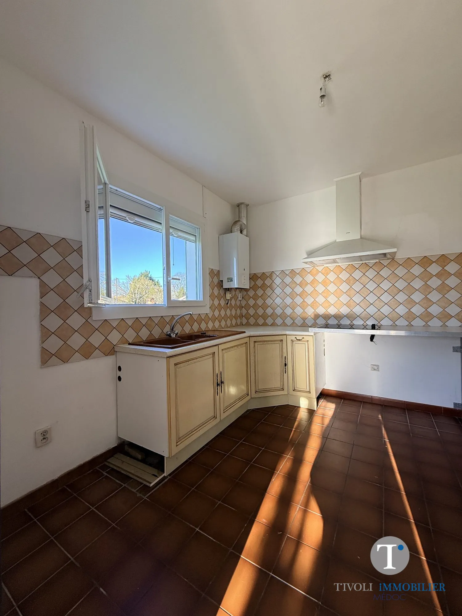 Maison de village avec 3 chambres, véranda lumineuse et grand terrain constructible à Jau-Dignac-et-Loirac 