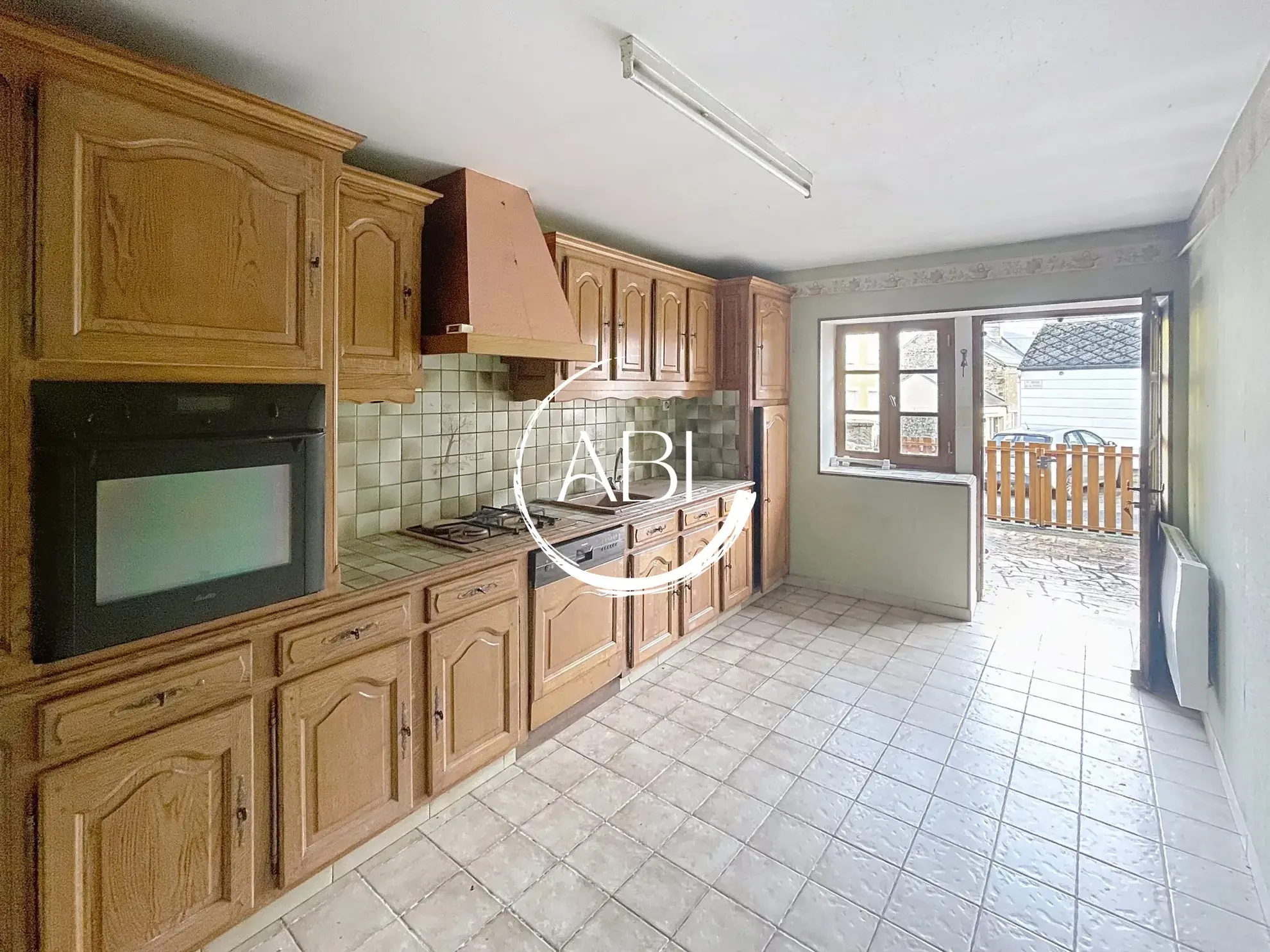 Maison à rénover avec ascenseur et jardin à Neuilly-le-Vendin 