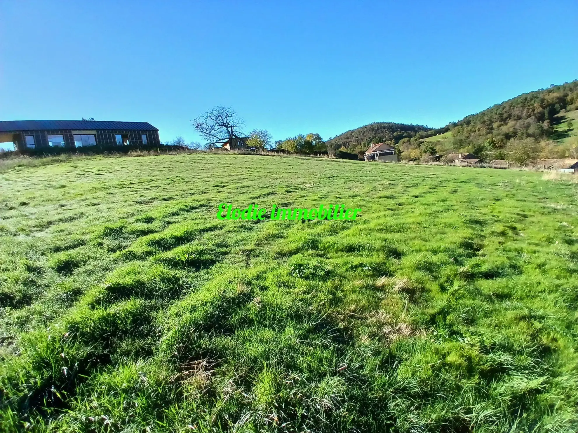 Terrain constructible avec vue panoramique à Saint-Laurent-Chabreuges 