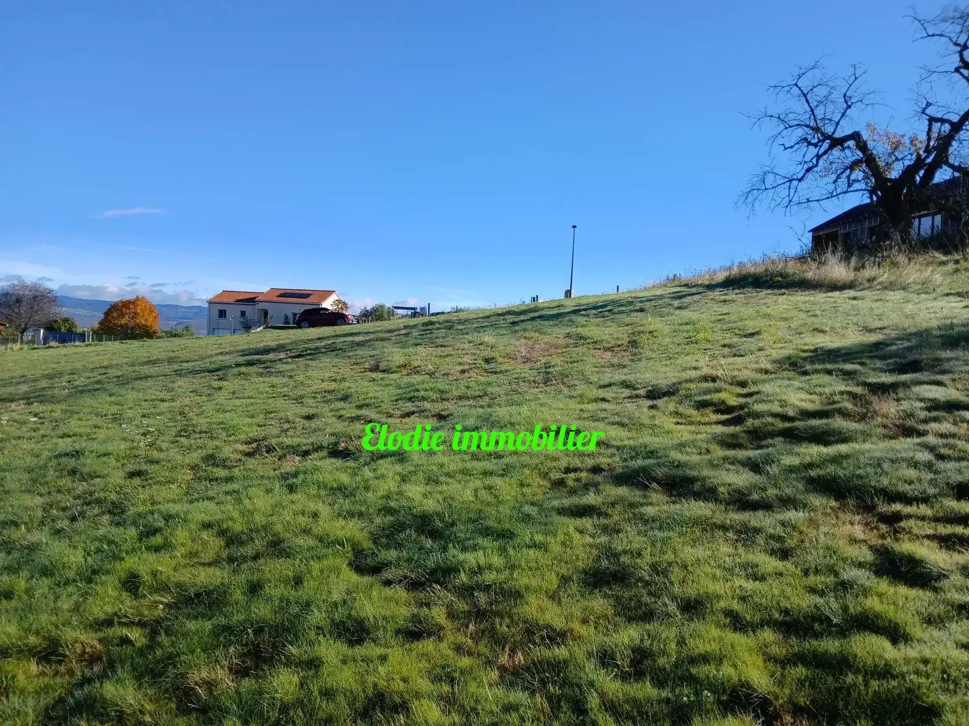 Terrain constructible avec vue panoramique à Saint-Laurent-Chabreuges 