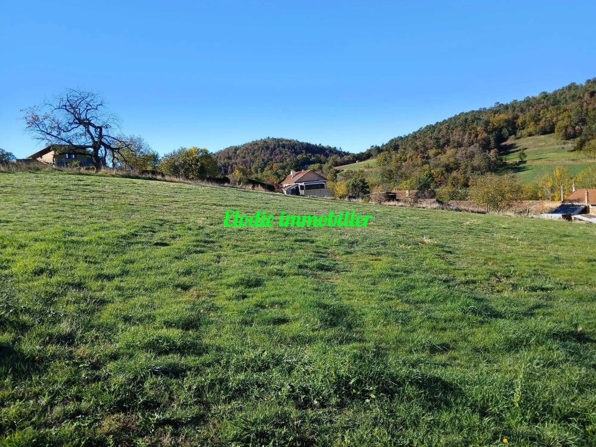 Terrain constructible avec vue panoramique à Saint-Laurent-Chabreuges
