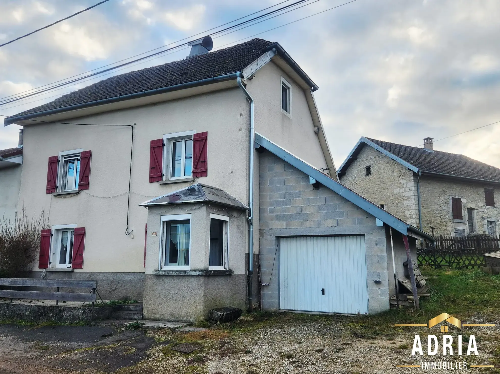 Maison ancienne mitoyenne de 109 m² avec jardin et vue dégagée à La Grange 