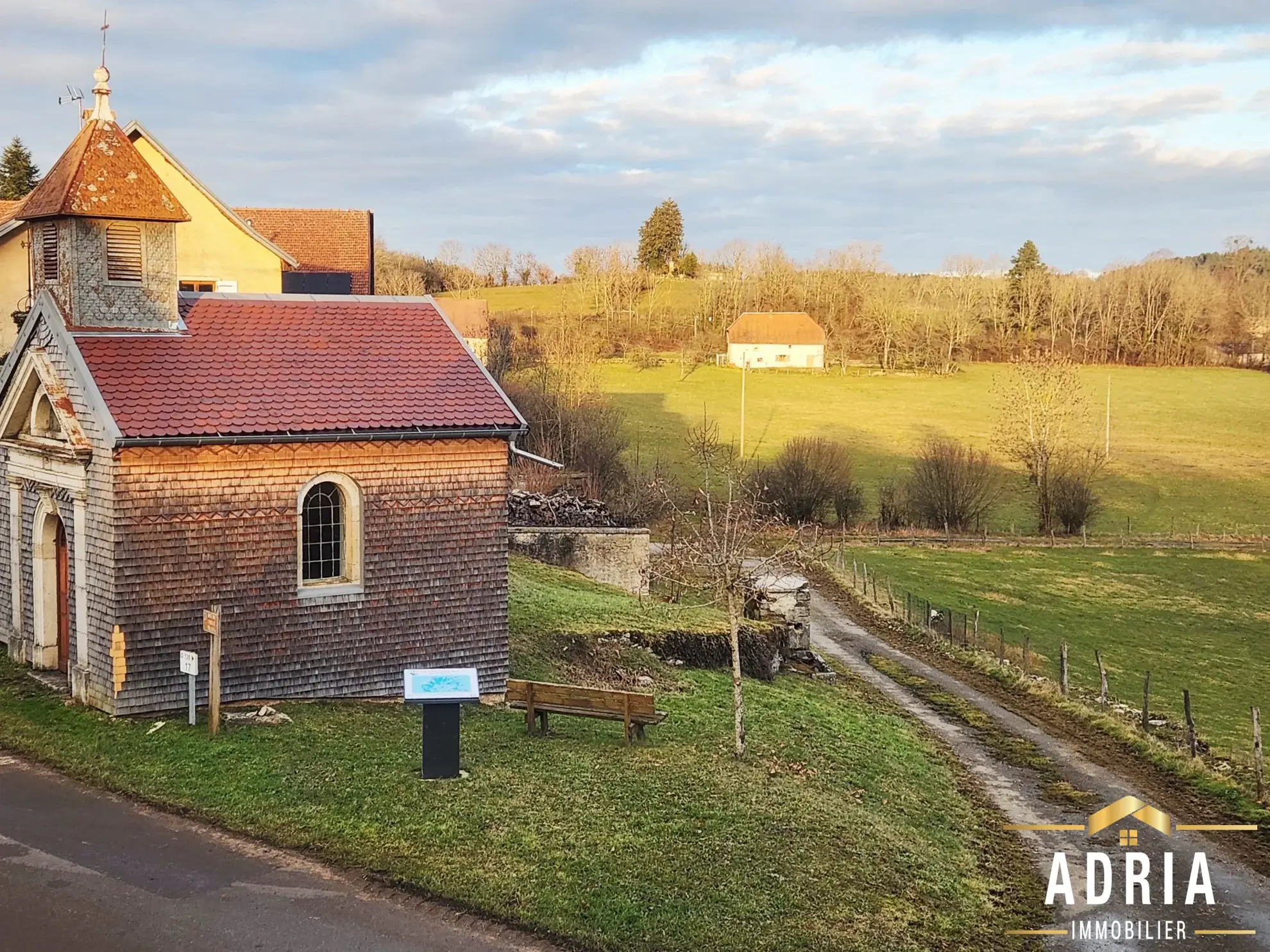 Maison ancienne mitoyenne de 109 m² avec jardin et vue dégagée à La Grange 