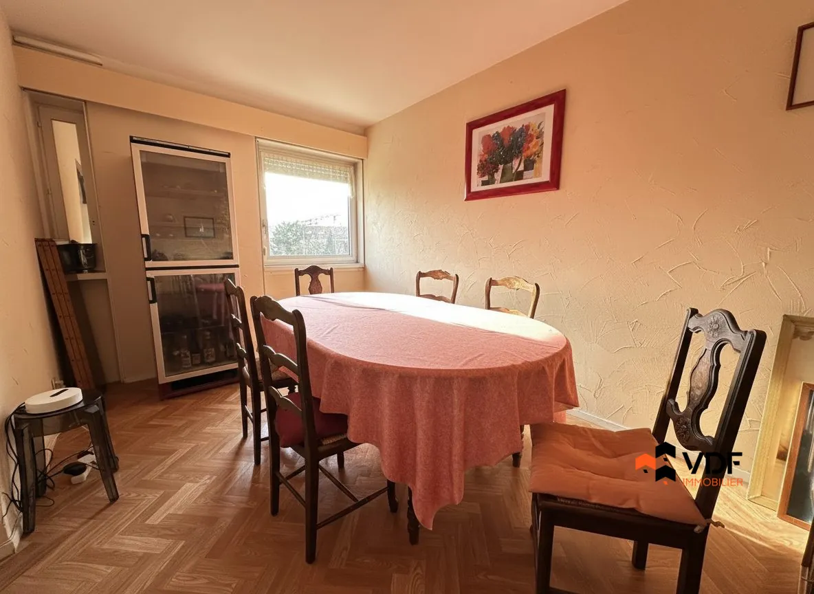 Appartement T4 à vendre à Roanne avec 3 balcons et cave - Quartier dynamique 