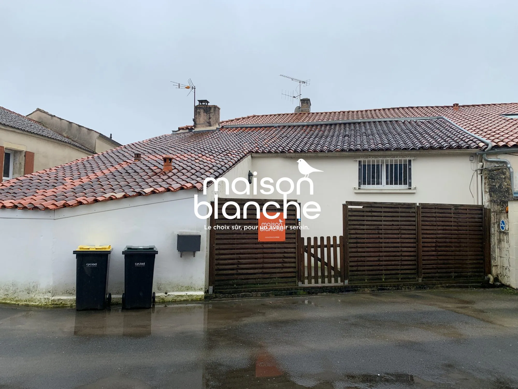 Maison de village authentique avec cachet à La Devise